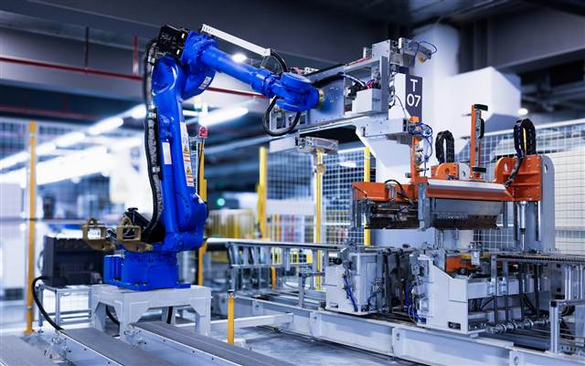 Braço robótico industrial em fábrica
