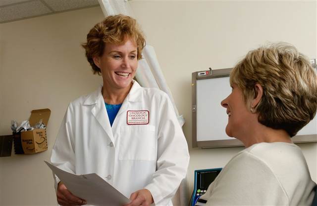 Médica conversando com paciente em consulta