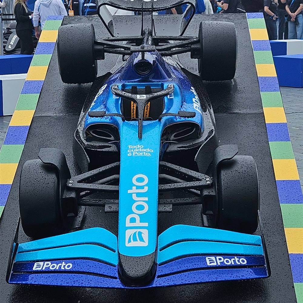 Carro de Fórmula 1 com a marca Porto exposto no GP São Paulo