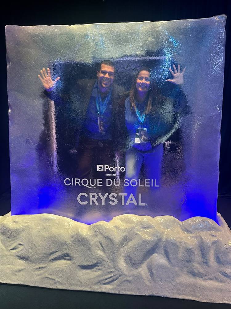Equipe da Go diante de um bloco de gelo cenográfico no evento Porto apresenta Cirque du Soleil Crystal