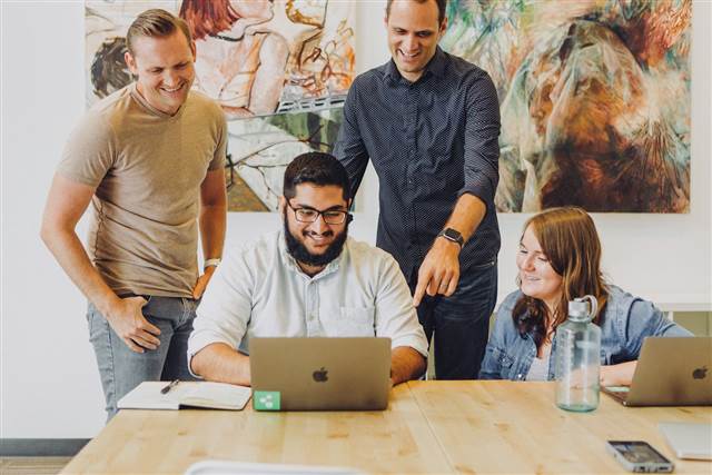 Equipe trabalhando em escritório